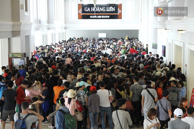 Hàng nghìn người xếp hàng chật kín chờ mua vé cáp treo lên đỉnh Fansipan ngày 30/4 - Ảnh 1.