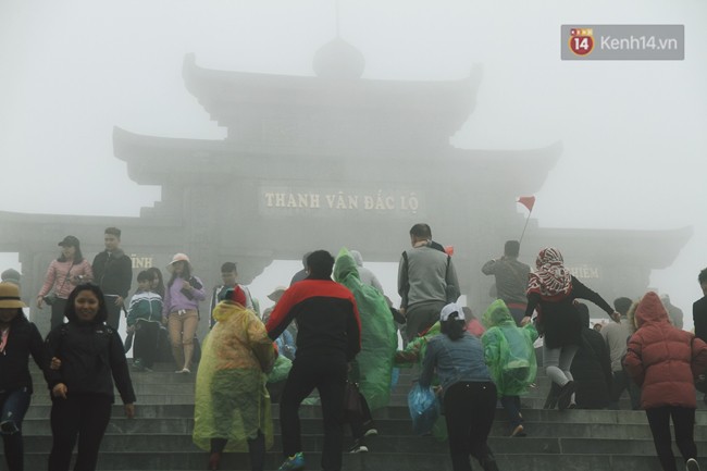 Hàng nghìn người xếp hàng chật kín chờ mua vé cáp treo lên đỉnh Fansipan ngày 30/4 - Ảnh 7.