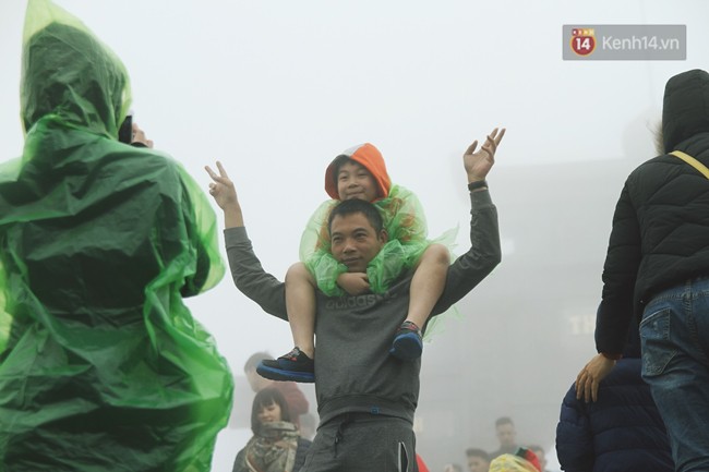 Hàng nghìn người xếp hàng chật kín chờ mua vé cáp treo lên đỉnh Fansipan ngày 30/4 - Ảnh 11.