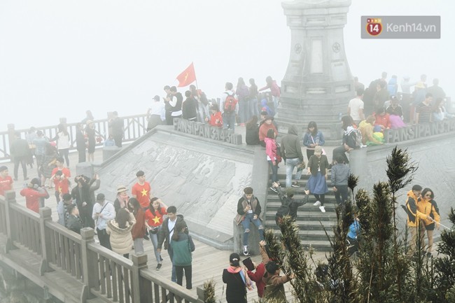 Hàng nghìn người xếp hàng chật kín chờ mua vé cáp treo lên đỉnh Fansipan ngày 30/4 - Ảnh 8.