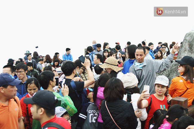 Hàng nghìn người xếp hàng chật kín chờ mua vé cáp treo lên đỉnh Fansipan ngày 30/4 - Ảnh 6.