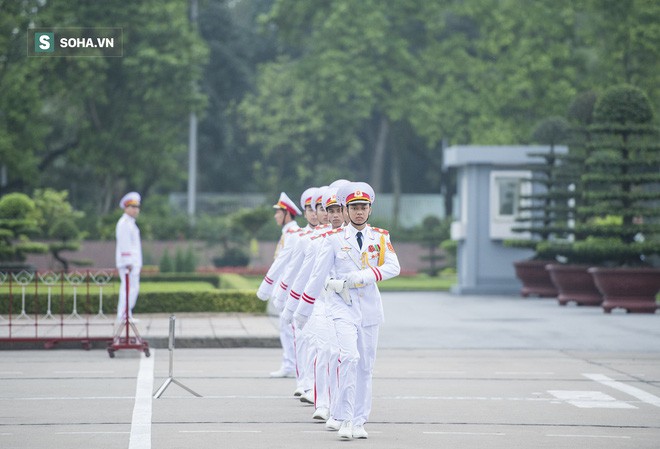  Xúc động lễ thượng cờ tại Quảng trường Ba Đình nhân ngày 30/4 - Ảnh 1.