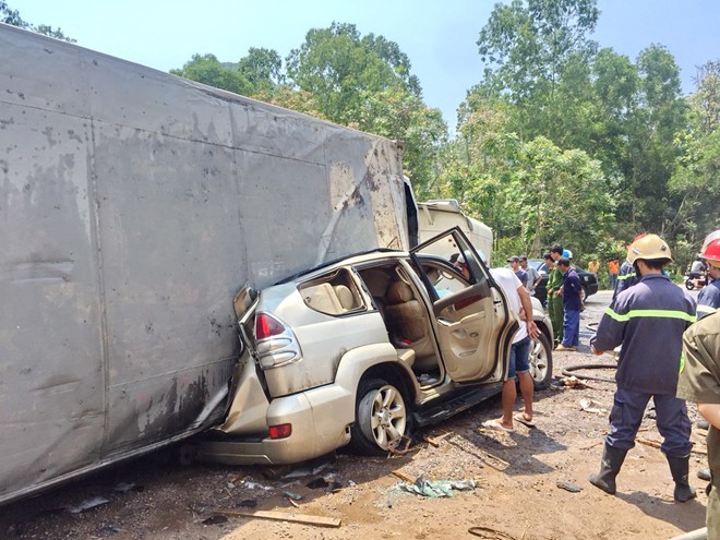  Xe tải đè nát bét xe du lịch trên đèo Cù Mông, 2 người tử nạn  - Ảnh 1.