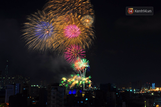 Chùm ảnh: Nhìn lại những màn pháo hoa đẹp mắt trên bầu trời Sài Gòn và Đà Nẵng trong đêm 30/4 - Ảnh 3.