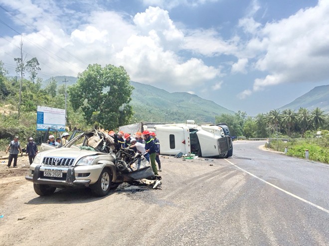  Xe tải đè nát bét xe du lịch trên đèo Cù Mông, 2 người tử nạn  - Ảnh 3.