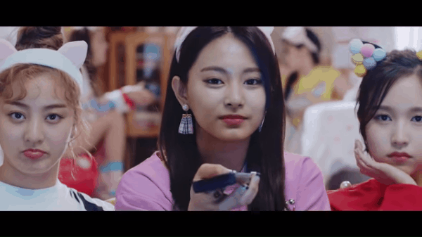 TWICE tiếp tục trận chiến giành... điều khiển trong teaser MV mới - Ảnh 1.