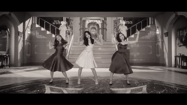 TWICE tiếp tục trận chiến giành... điều khiển trong teaser MV mới - Ảnh 2.