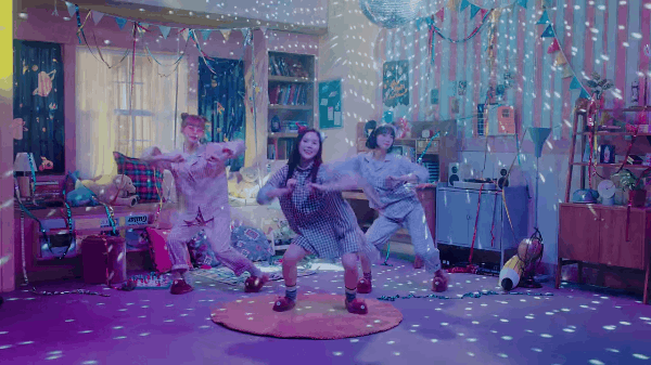 Girlgroup Kpop khiến fan bó tay vì vũ đạo khỉ gãi mông - Ảnh 4.