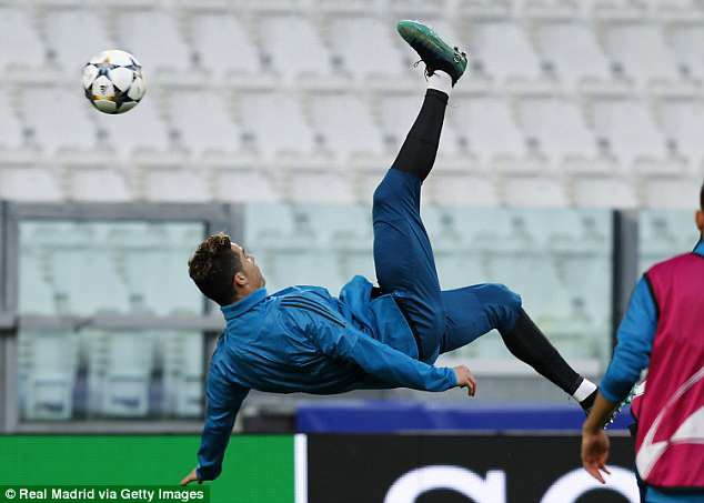Ronaldo luyện tuyệt kỹ xe đạp chổng ngược 1 ng&agrave;y trước khi ph&aacute; lưới Juventus - Ảnh 1.
