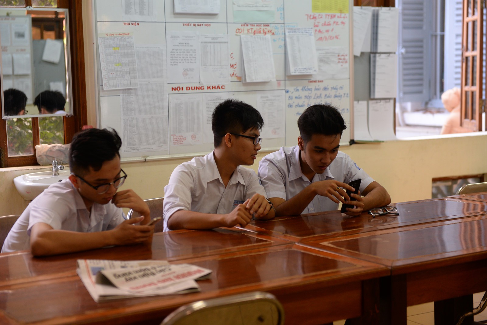 Hà Nội dự kiến ra quy định học sinh không được nói xấu, chửi bới bạn bè trên Facebook - Ảnh 1. Hà Nội dự kiến ra quy định học sinh không được nói xấu, chửi bới bạn bè trên Facebook - Ảnh 1.