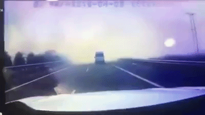 Clip: Khói bay mù mịt che khuất tầm nhìn khiến ô tô đâm sầm vào nhau trên cao tốc Long Thành - Dầu Giây - Ảnh 2.