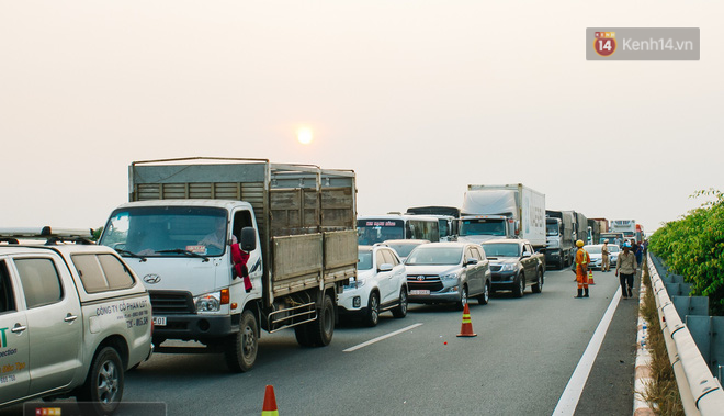 Hành khách ẵm con cuốc bộ trên cao tốc Long Thành sau vụ tai nạn liên hoàn khiến cả tuyến đường kẹt cứng - Ảnh 12.