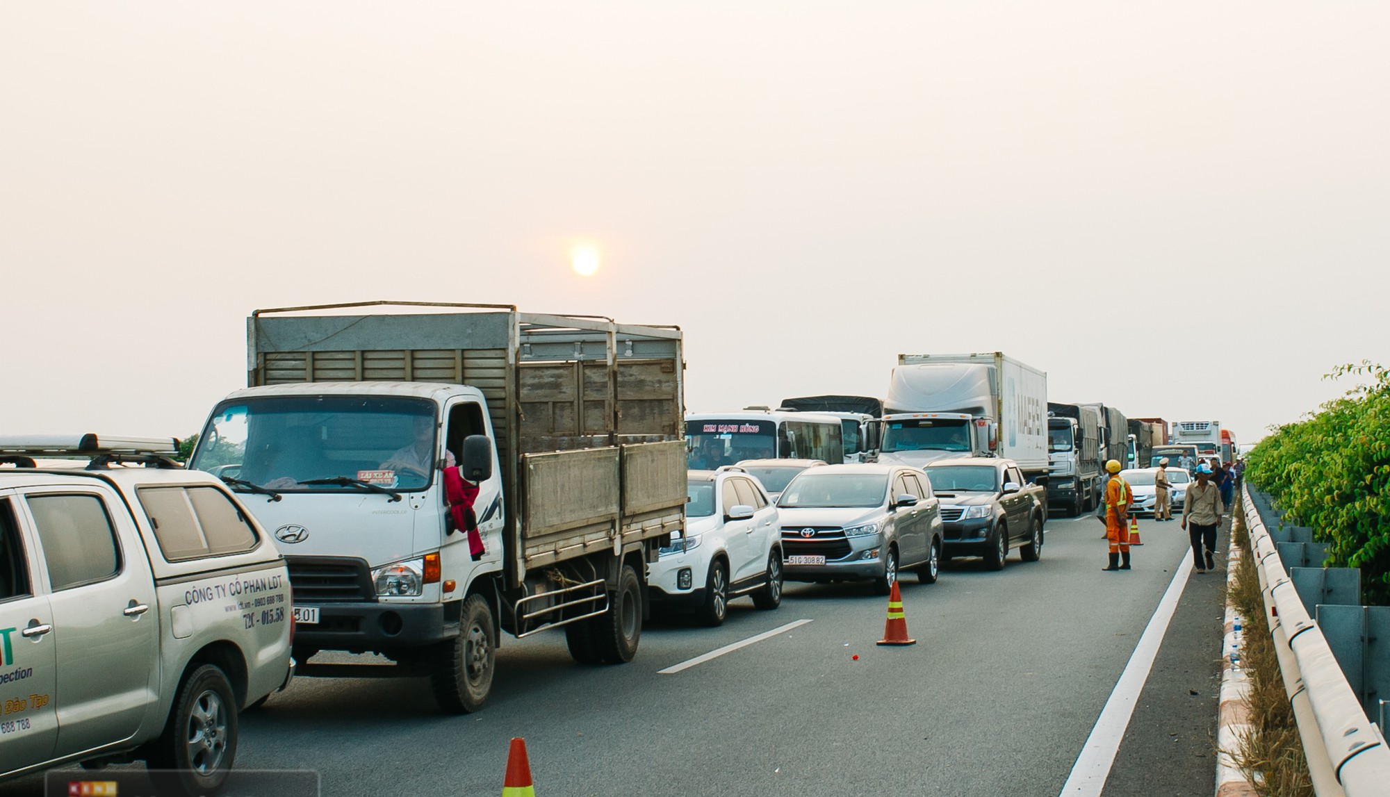 Hành khách ẵm con cuốc bộ trên cao tốc Long Thành sau vụ tai nạn liên hoàn khiến cả tuyến đường kẹt cứng - Ảnh 12.
