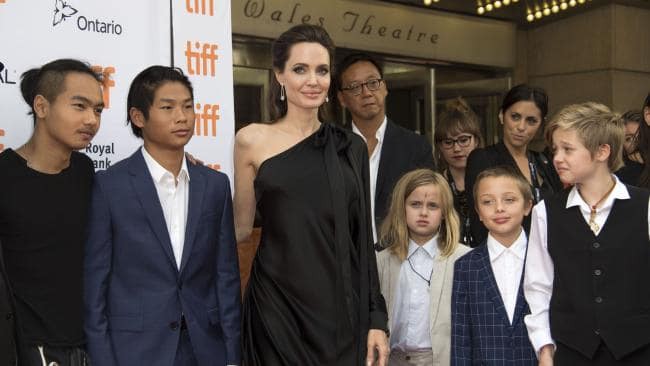 Chia tay được 1 năm rưỡi, Angelina Jolie và Brad Pitt giờ mới hoàn tất thủ tục ly hôn - Ảnh 1.