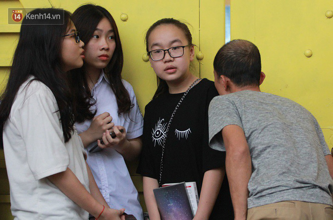 H&agrave;ng trăm CĐV chờ cả tiếng ở H&agrave;ng Đẫy để gặp C&ocirc;ng Phượng, Xu&acirc;n Trường - Ảnh 6.