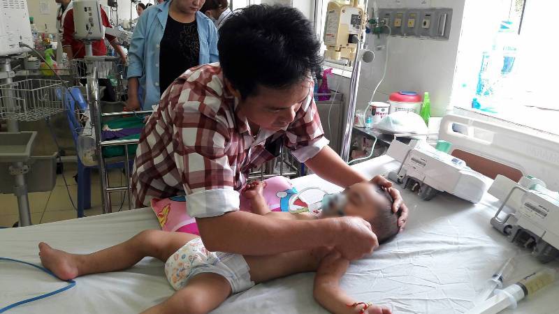 Chơi cùng chị ở sân nhà, bé trai bị hàng trăm con ong đốt kín người - Ảnh 1. Chơi cùng chị ở sân nhà, bé trai bị hàng trăm con ong đốt kín người - Ảnh 1.