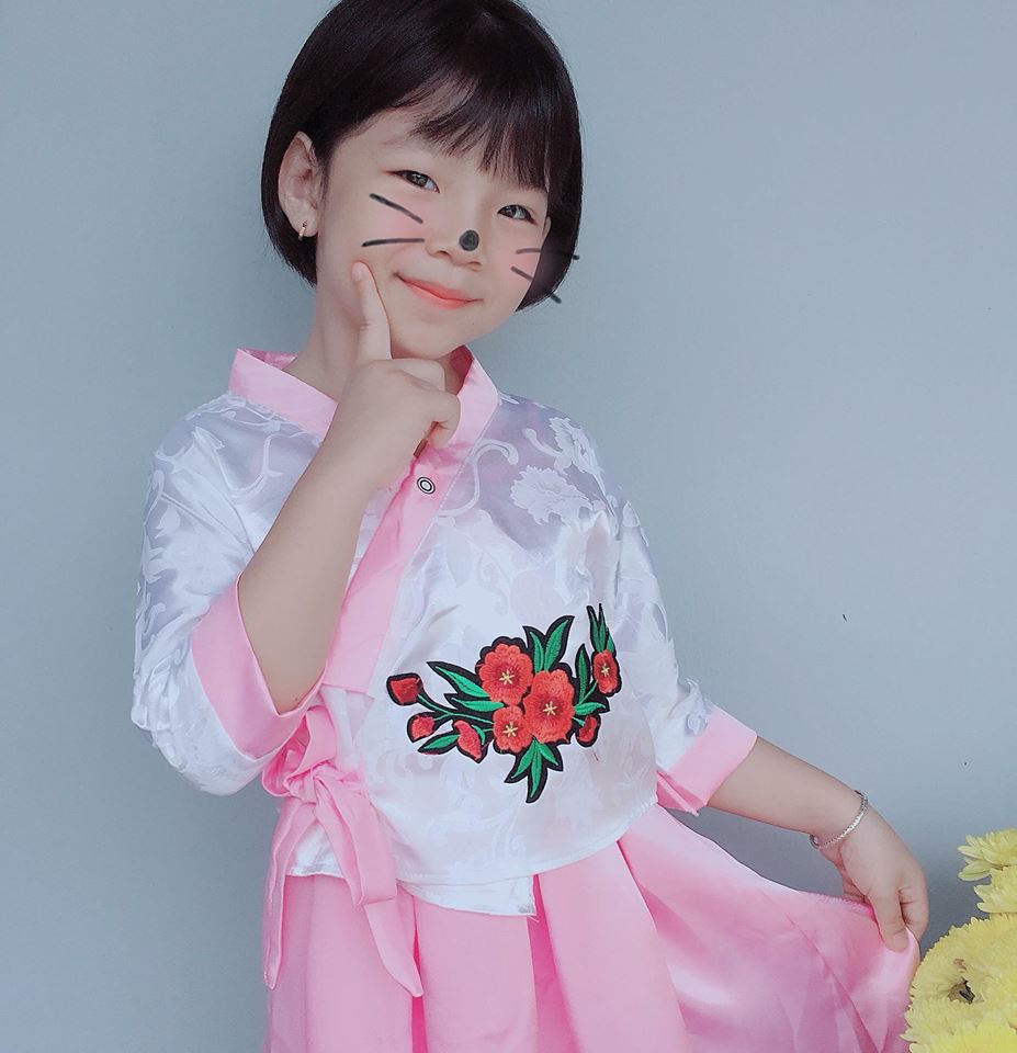 Cô bé 6 tuổi cứ mở điện thoại lên là gửi hình trái tim cho mẹ, biết được lý do ai cũng nghẹn lòng - Ảnh 3. Cô bé 6 tuổi cứ mở điện thoại lên là gửi hình trái tim cho mẹ, biết được lý do ai cũng nghẹn lòng - Ảnh 3.