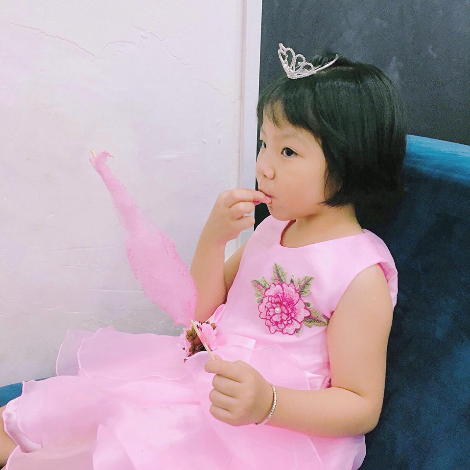 Cô bé 6 tuổi cứ mở điện thoại lên là gửi hình trái tim cho mẹ, biết được lý do ai cũng nghẹn lòng - Ảnh 4. Cô bé 6 tuổi cứ mở điện thoại lên là gửi hình trái tim cho mẹ, biết được lý do ai cũng nghẹn lòng - Ảnh 4.