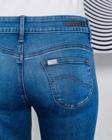 Chọn quần jeans chỉ cần chọn kiểu quần có đường may này, vòng 3 của bạn sẽ được nâng lên tức thì  - Ảnh 6.