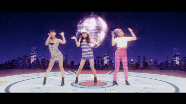TWICE: Tranh nhau điều khiển TV thôi mà cũng xinh xuất sắc - Ảnh 2.