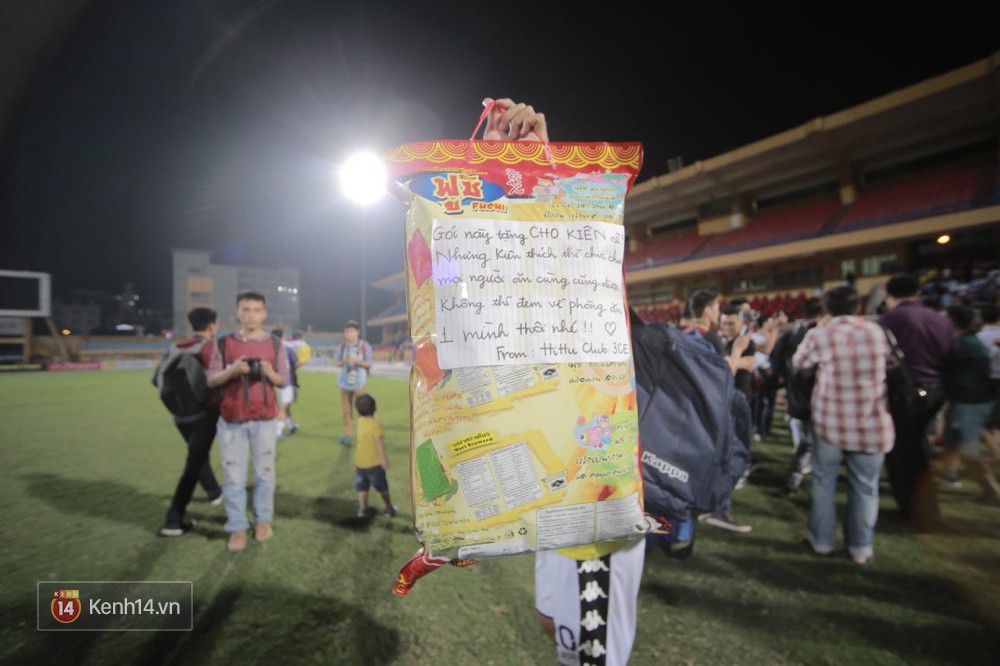 Gói bimbim khổng lồ cùng lời nhắn dễ thương fan gửi đến cầu thủ trong trận HAGL - Hà Nội - Ảnh 1.