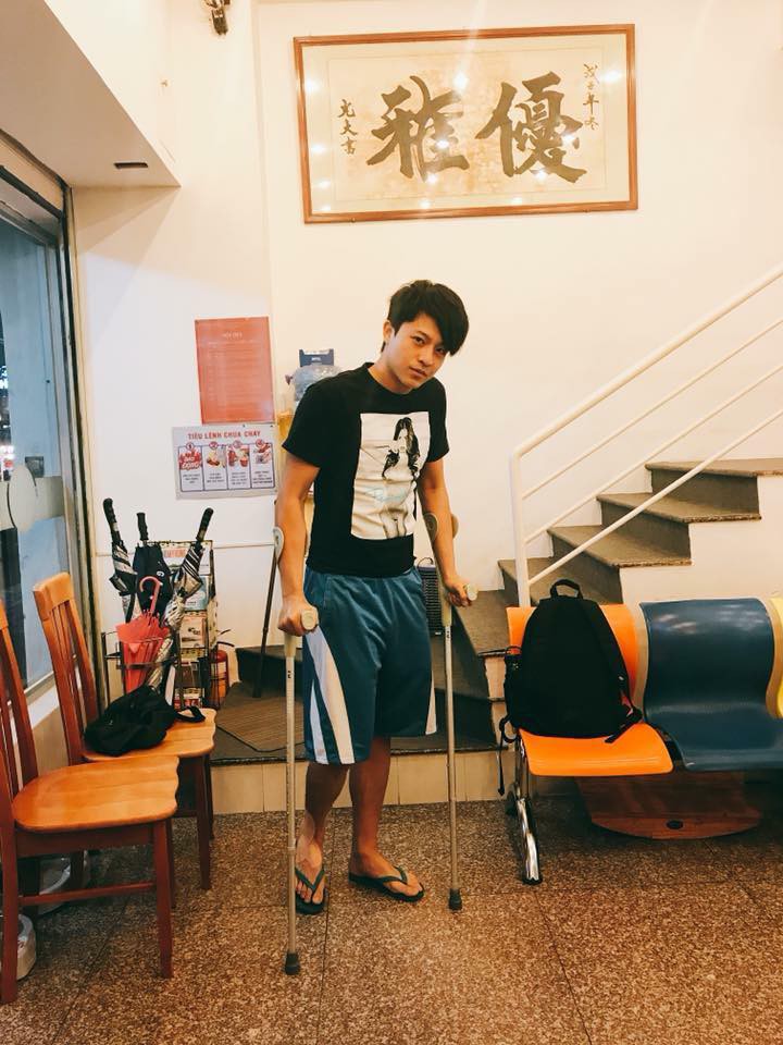 Harry Lu lại bị thương, phải chống nạng để di chuyển