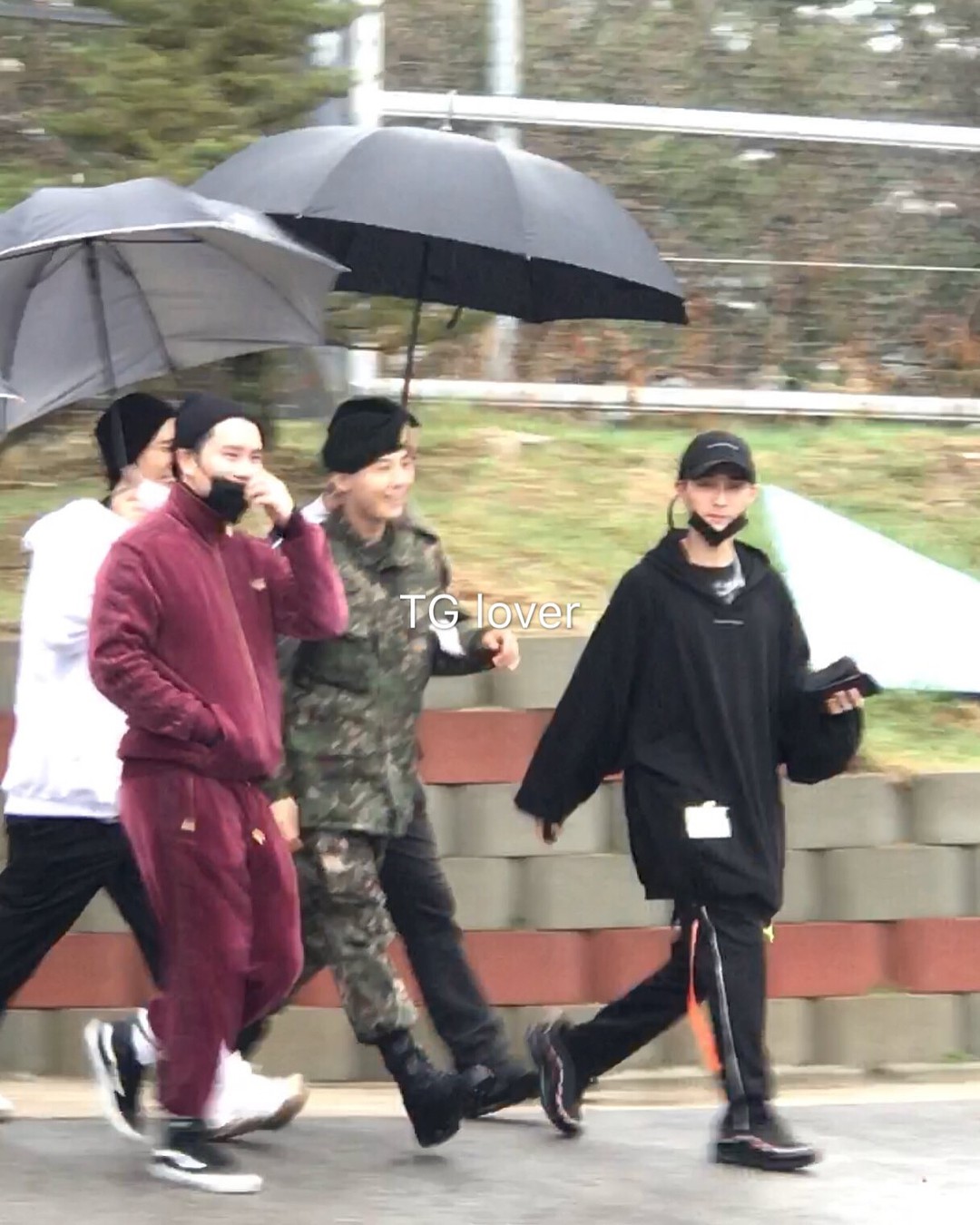 Dân tình giật mình trước loạt ảnh G-Dragon hớn hở trong quân ngũ, Sơn Tùng M-TP đi ngay cạnh? - Ảnh 6. Dân tình giật mình trước loạt ảnh G-Dragon hớn hở trong quân ngũ, Sơn Tùng M-TP đi ngay cạnh? - Ảnh 6.