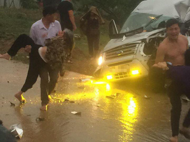 Sơn La: Xe tải đấu đầu xe khách trong cơn mưa khiến nhiều người bị thương - Ảnh 3.
