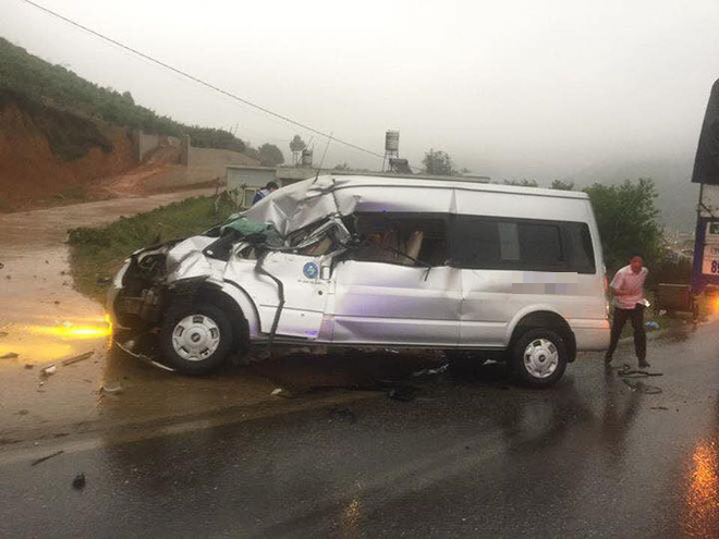 Sơn La: Xe tải đấu đầu xe khách trong cơn mưa khiến nhiều người bị thương - Ảnh 2.