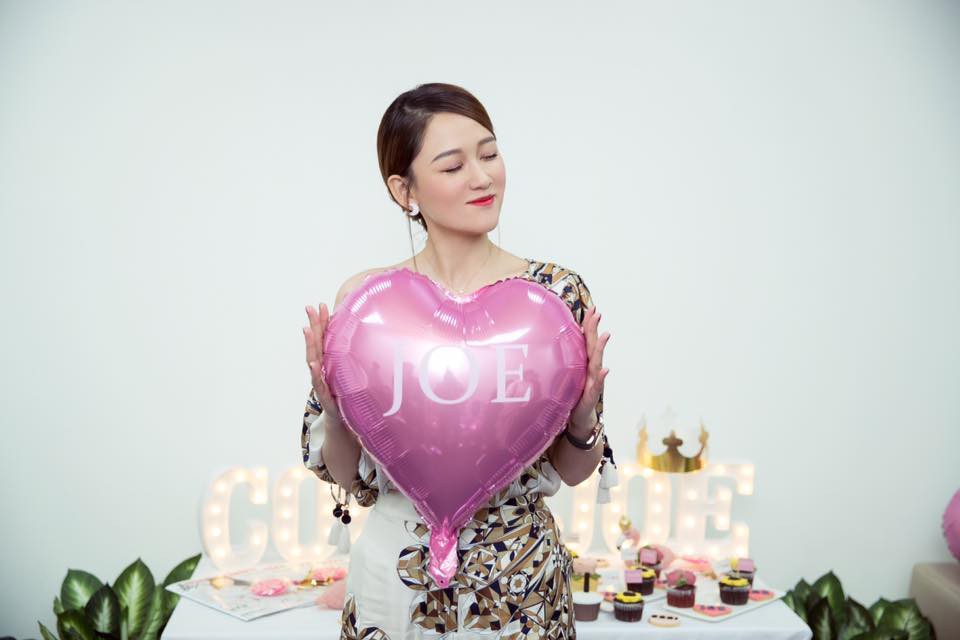 Lộ 2 cằm ngấn mỡ nhưng Trần Kiều Ân vẫn xinh đẹp tại sự kiện mừng sinh nhật tuổi 39 - Ảnh 1. Lộ 2 cằm ngấn mỡ nhưng Trần Kiều Ân vẫn xinh đẹp tại sự kiện mừng sinh nhật tuổi 39 - Ảnh 1.