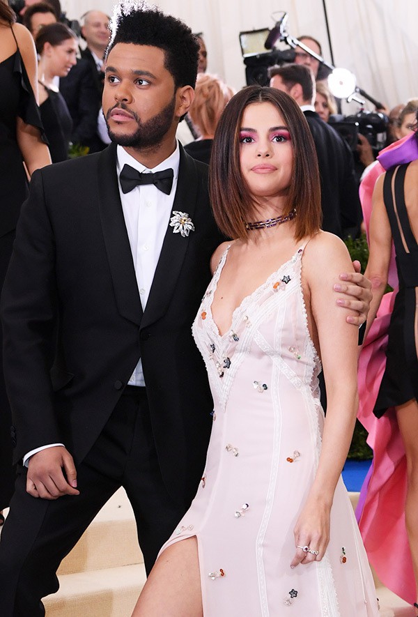 Hậu nghi vấn bị The Weeknd đ&aacute; x&eacute;o trong hit mới, Selena đăng ảnh cười h&iacute;p hết cả mắt - Ảnh 1.