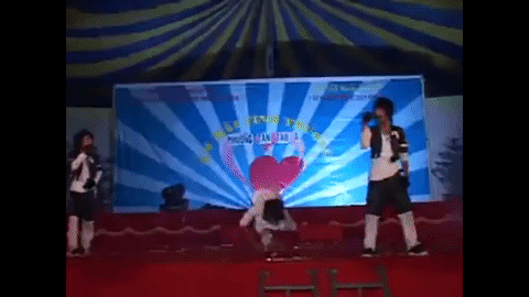 Sập sàn, ngã ra khỏi sân khấu... - những tai nạn xem mà đau giùm của HKT đều do pha lộn nhào nguy hiểm này mà ra - Ảnh 2.