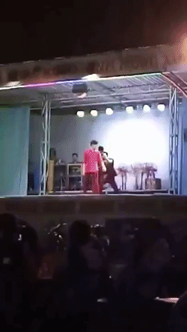 Sập sàn, ngã ra khỏi sân khấu... - những tai nạn xem mà đau giùm của HKT đều do pha lộn nhào nguy hiểm này mà ra - Ảnh 6.