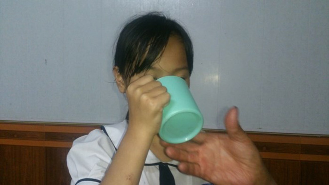 Chấm dứt hợp đồng với cô giáo phạt học sinh lớp 3 uống nước giặt giẻ lau bảng - Ảnh 2.