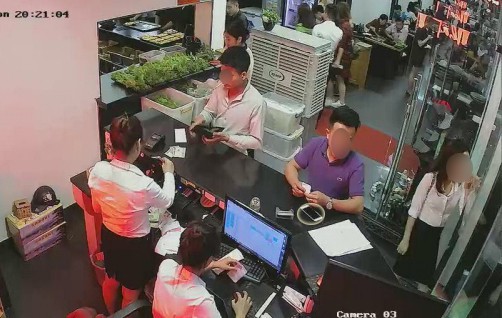 Khách hàng day dứt vì bị camera ghi lại hình ảnh trộm iPhone ngay tại quầy lễ tân - Ảnh 1.
