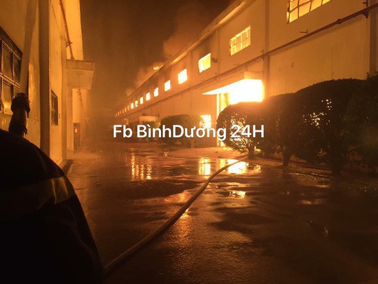L&iacute;nh cứu hỏa kiệt sức, ngủ tại hiện trường vụ ch&aacute;y ở B&igrave;nh Dương - Ảnh 1.