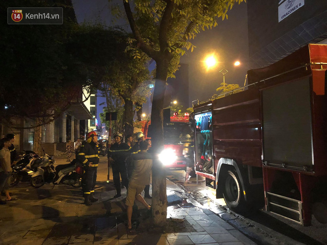 Hà Nội: Một phòng trong Viện Triết học bất ngờ bốc cháy, người dân phát hiện khói lửa hoảng hốt thông báo bảo vệ - Ảnh 1.