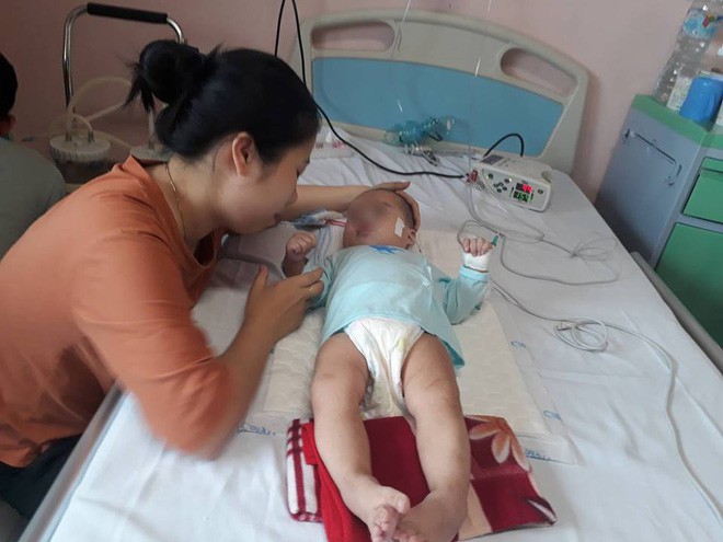 Ninh Bình: Bé gái 9 tháng tuổi ngất lịm, toàn thân tím tái sau mũi tiêm của y sĩ - Ảnh 3.