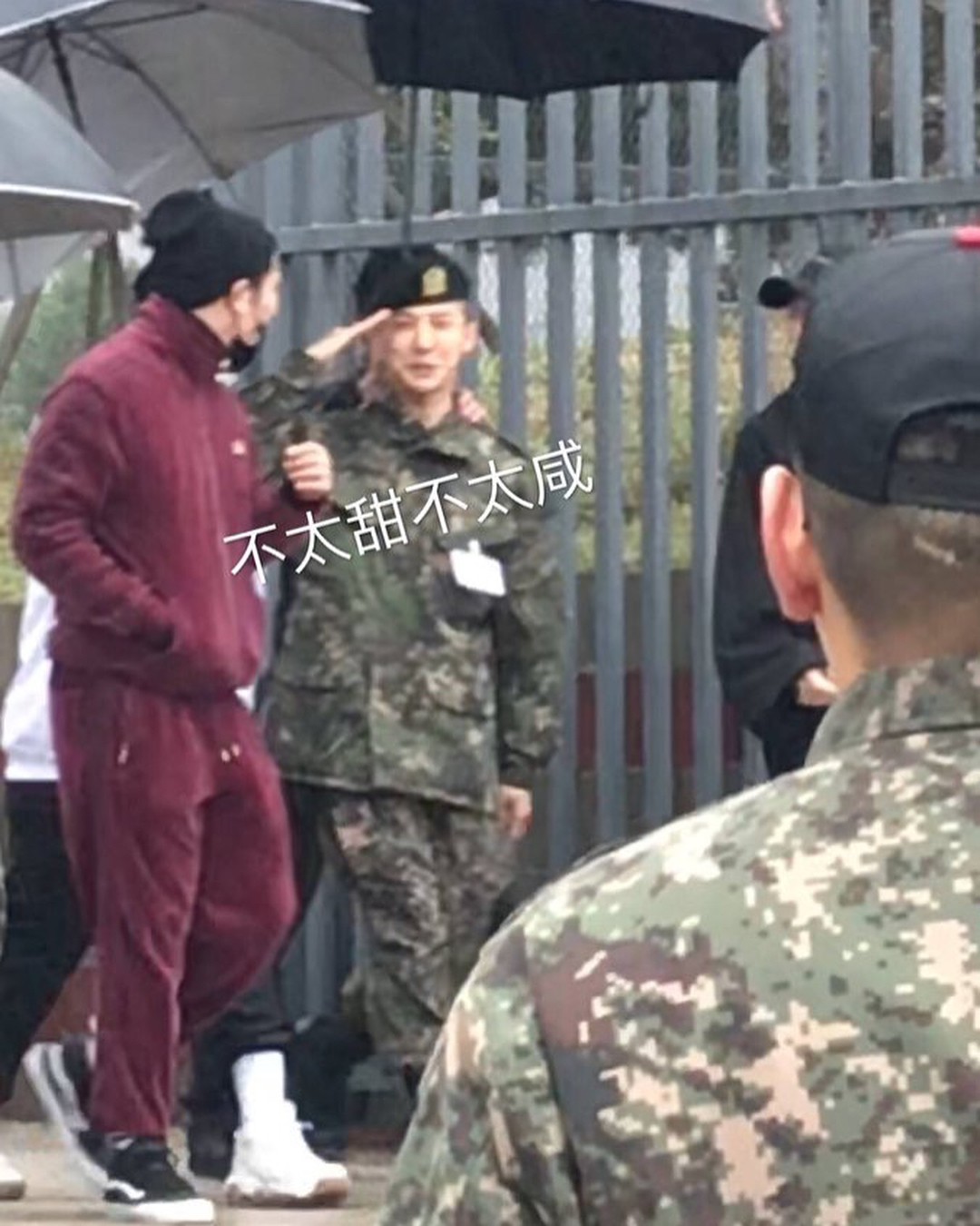 Dân tình giật mình trước loạt ảnh G-Dragon hớn hở trong quân ngũ, Sơn Tùng M-TP đi ngay cạnh? - Ảnh 1. Dân tình giật mình trước loạt ảnh G-Dragon hớn hở trong quân ngũ, Sơn Tùng M-TP đi ngay cạnh? - Ảnh 1.