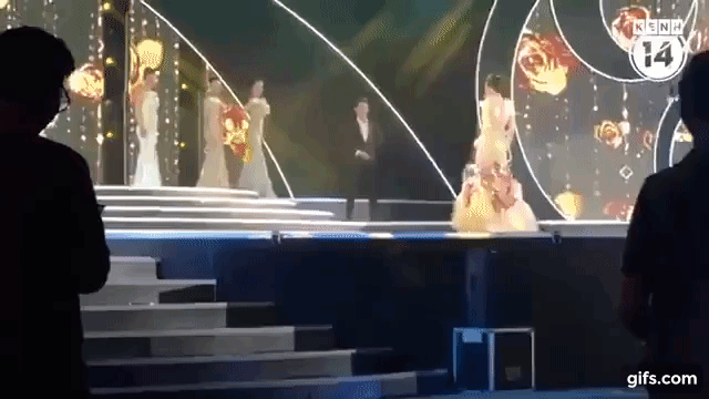 Clip: Thí sinh Hoa hậu Biển vấp váy, té ngã trên sân khấu được gọi tên vào Top 40 trong đêm Bán kết - Ảnh 2.