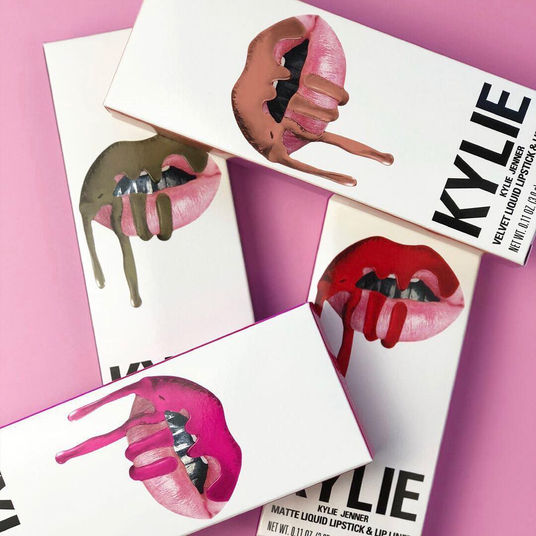 Ra màu son mới xanh lè, Kylie bị dân mạng hài hước nói cô thay bỉm cho con nhiều quá nên lấy luôn đó làm cảm hứng - Ảnh 2. Ra màu son mới xanh lè, Kylie bị dân mạng hài hước nói cô thay bỉm cho con nhiều quá nên lấy luôn đó làm cảm hứng - Ảnh 2.