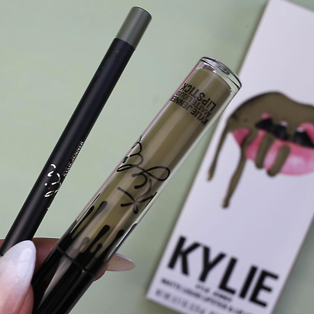 Ra màu son mới xanh lè, Kylie bị dân mạng hài hước nói cô thay bỉm cho con nhiều quá nên lấy luôn đó làm cảm hứng - Ảnh 3. Ra màu son mới xanh lè, Kylie bị dân mạng hài hước nói cô thay bỉm cho con nhiều quá nên lấy luôn đó làm cảm hứng - Ảnh 3.