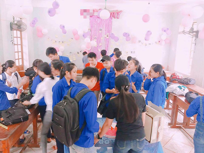 Nghệ An: Tập thể các bạn nữ tổ chức tiệc toàn màu hồng cho hội con trai trong lớp - Ảnh 1.