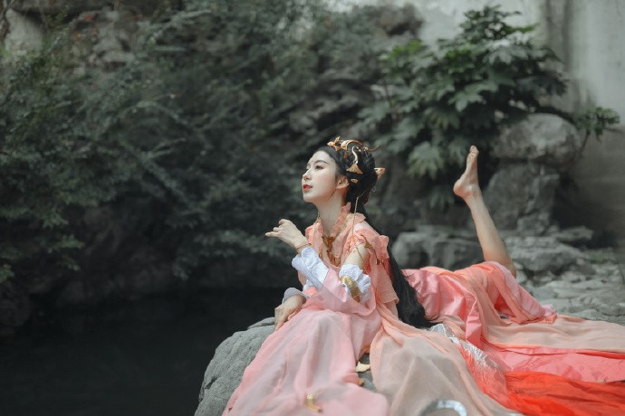 Được mệnh danh là Tiên nữ cổ trang, nữ cosplayer xứ Trung khiến mọi người xiêu lòng vì vẻ ngoài thoát tục - Ảnh 10.
