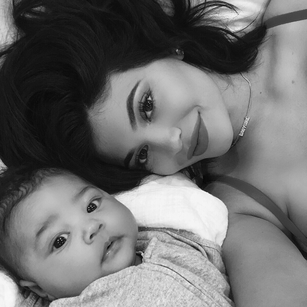 Ra màu son mới xanh lè, Kylie bị dân mạng hài hước nói cô thay bỉm cho con nhiều quá nên lấy luôn đó làm cảm hứng - Ảnh 1. Ra màu son mới xanh lè, Kylie bị dân mạng hài hước nói cô thay bỉm cho con nhiều quá nên lấy luôn đó làm cảm hứng - Ảnh 1.