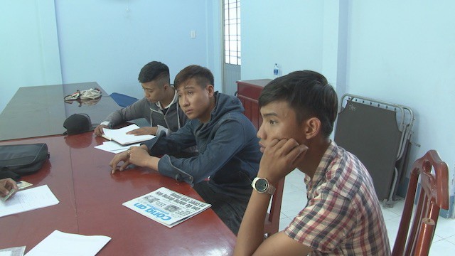 Từ Hà Nội vào miền Tây phát tờ rơi quảng cáo cho vay tiền góp, 3 thanh niên bị phạt - Ảnh 2.
