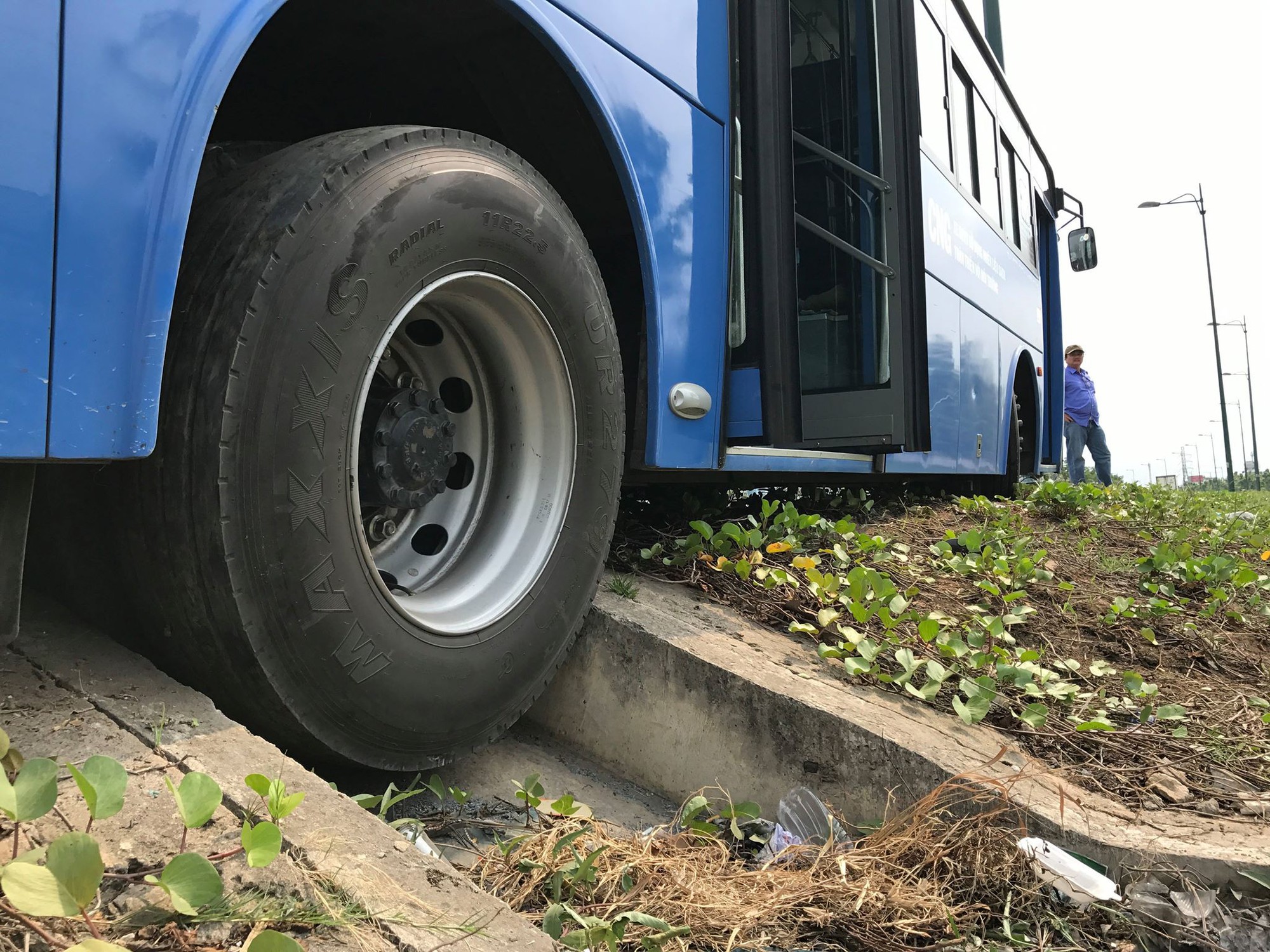 TP.HCM: Xe buýt mắc kẹt vào rãnh thoát nước ở lề đường, hành khách hoảng loạn kêu cứu - Ảnh 2.