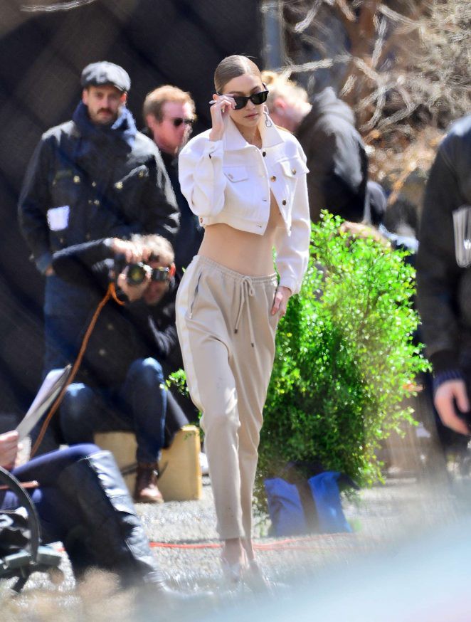 gigi-hadid-on-the-set-of-a-photoshoot-in-nyc-06-662x874-15231112656141262901539.jpg