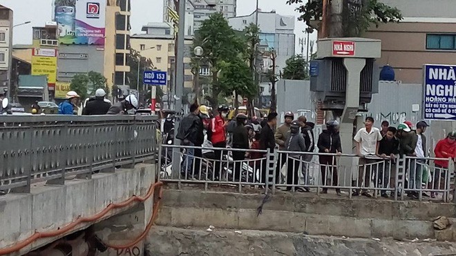 Hà Nội: Phát hiện thi thể dưới gầm cầu trên đường Trường Chinh - Ảnh 2.