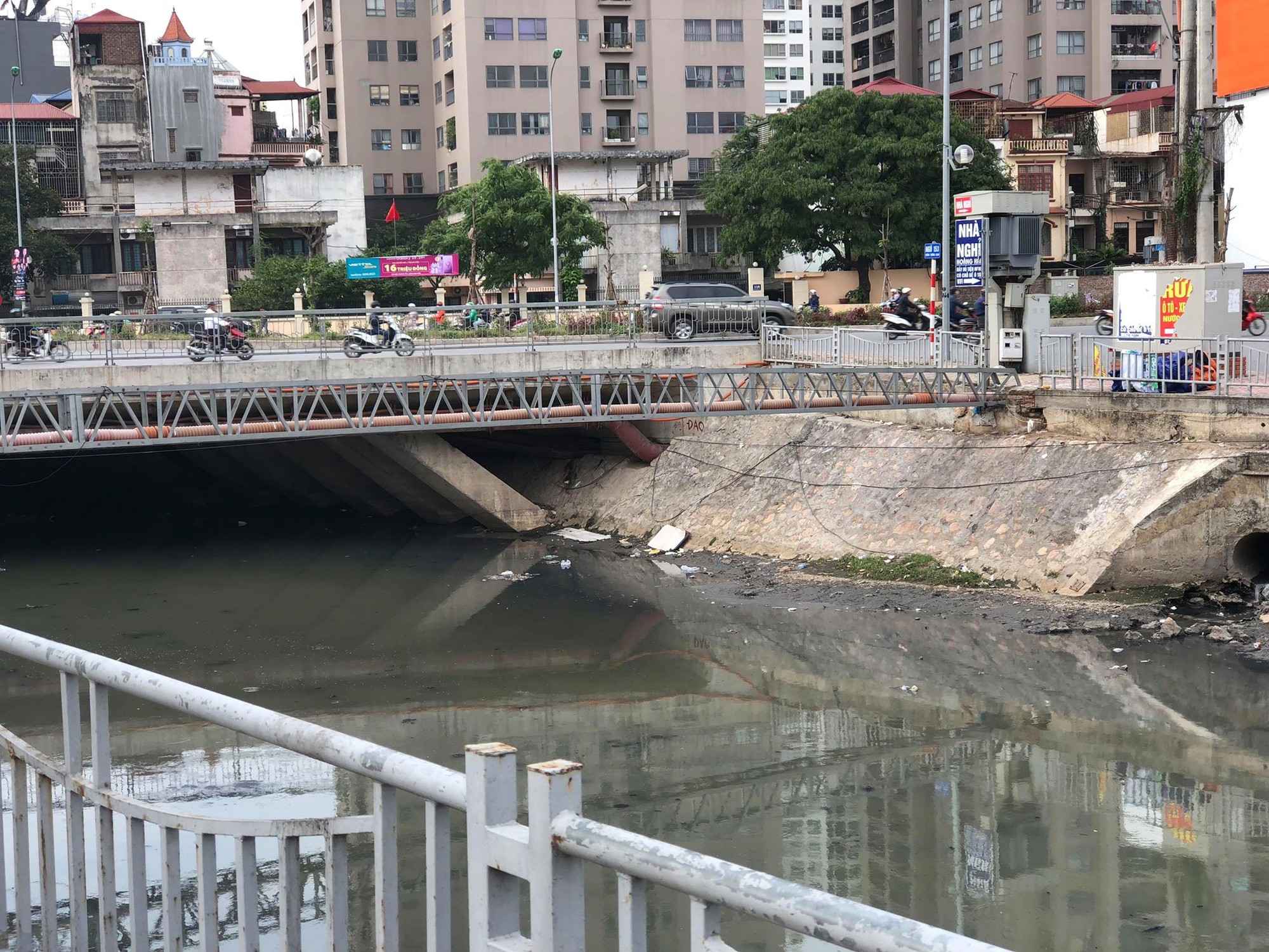 Nhiều người dân tháo chạy khi phát hiện xác nam thanh niên dưới chân cầu vì trước đó cứ nghĩ là mannequin - Ảnh 1. Nhiều người dân tháo chạy khi phát hiện xác nam thanh niên dưới chân cầu vì trước đó cứ nghĩ là mannequin - Ảnh 1.